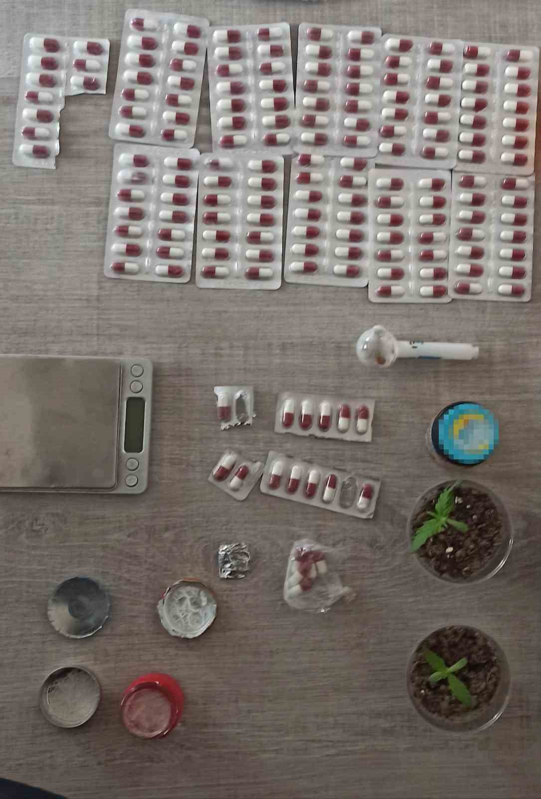 KONYA’NIN CİHANBEYLİ İLÇESİNDE POLİS EKİPLERİN DÜZENLEDİĞİ OPERASYONDA ÇOK SAYIDA UYUŞTURUCU