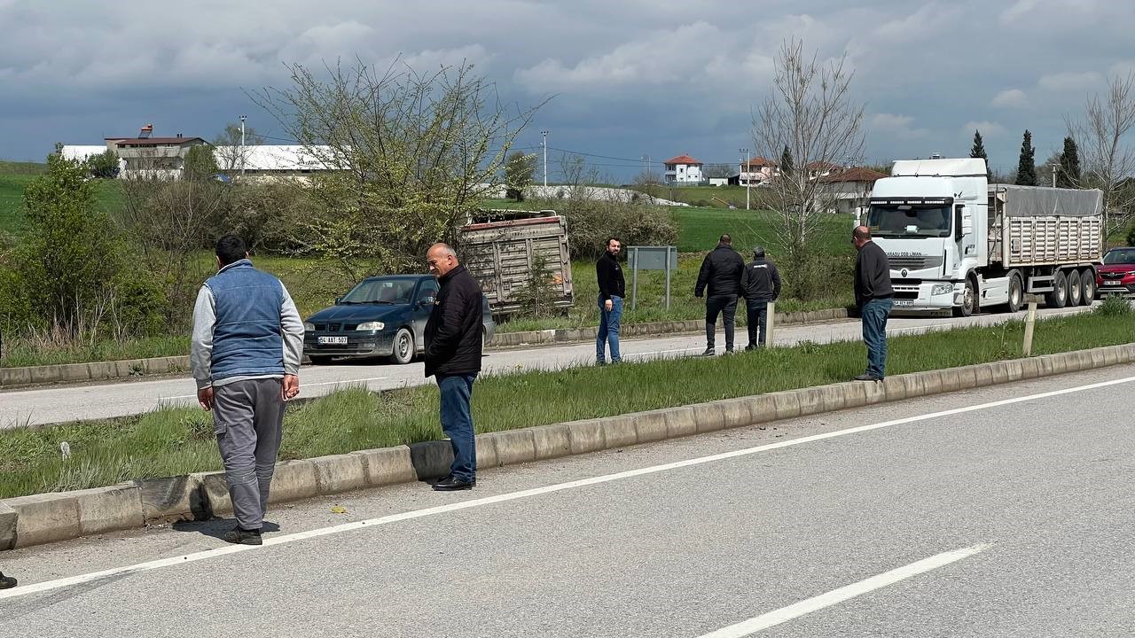 SAKARYA’NIN KAYNARCA İLÇESİNDE KÖPEĞE ÇARPMAMAK İÇİN SÜRÜCÜSÜNÜN MANEVRA YAPTIĞI TIR