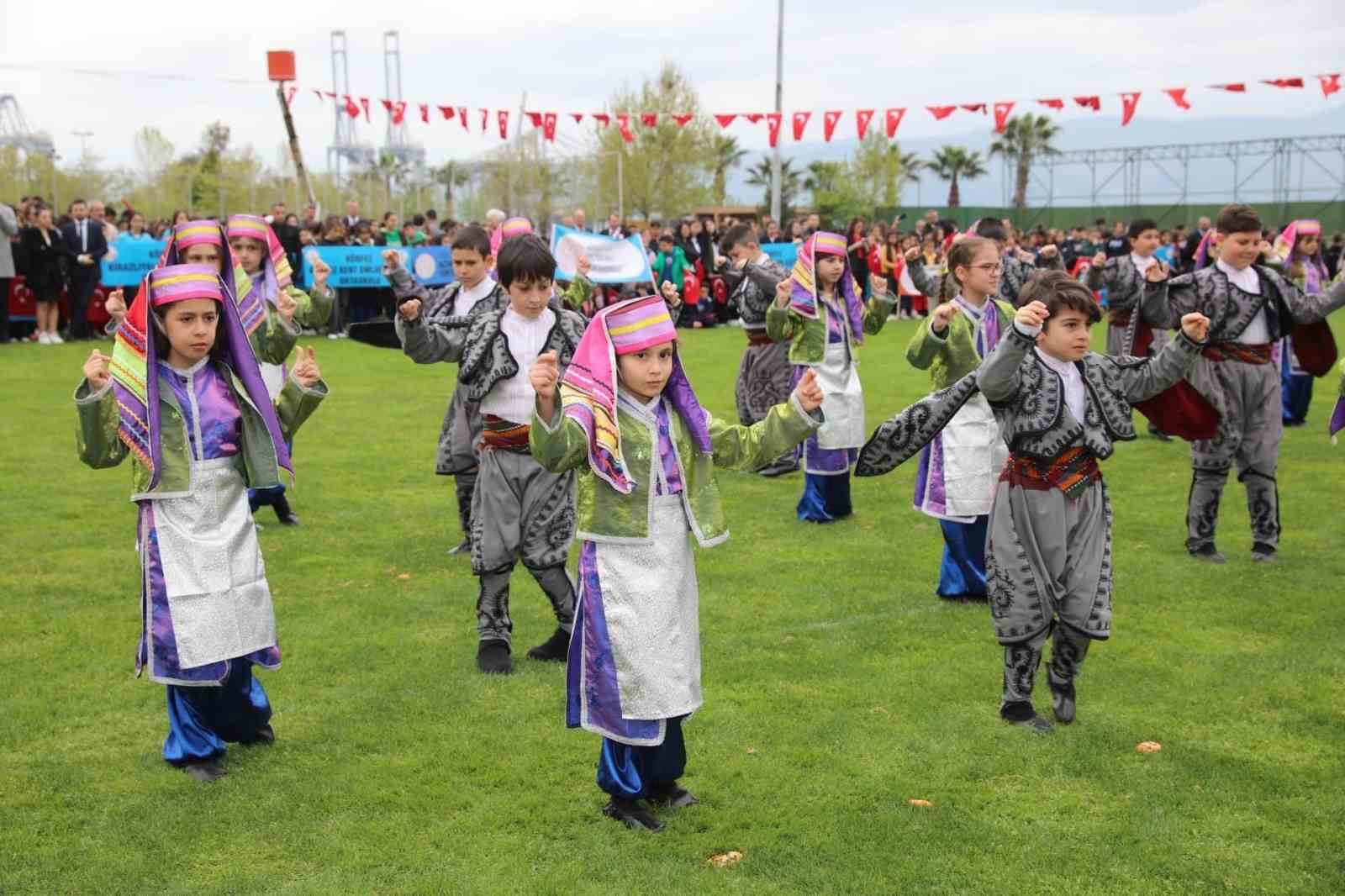 KÖRFEZ’DE 23 NİSAN DOLAYISIYLA DÜZENLENEN ETKİNLİKTE ÖĞRENCİLERİN GÖSTERİLERİ BÜYÜK BEĞENİ