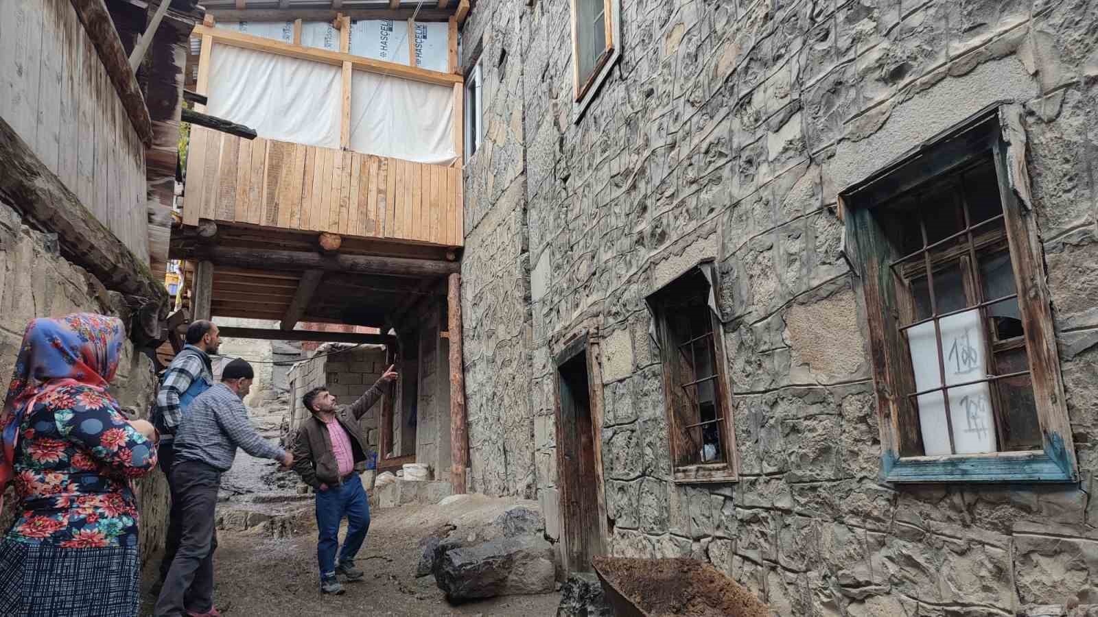 ERZURUM’UN UZUNDERE İLÇESİNDE HEYELAN KORKUSU 60 HANEYİ GÖÇ ETMEYE ZORLADI.