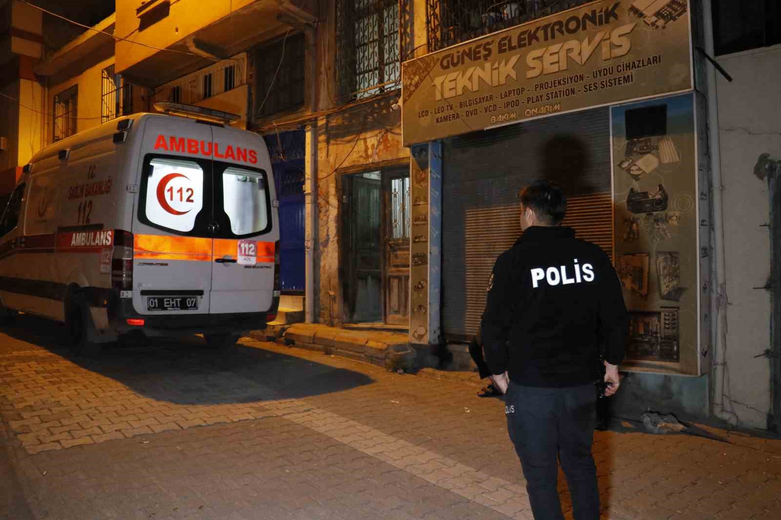 ADANA’DA BİR EVDEN KÖTÜ KOKULAR GELMESİ ÜZERİNE İTFAİYE ARACILIĞIYLA İÇERİ