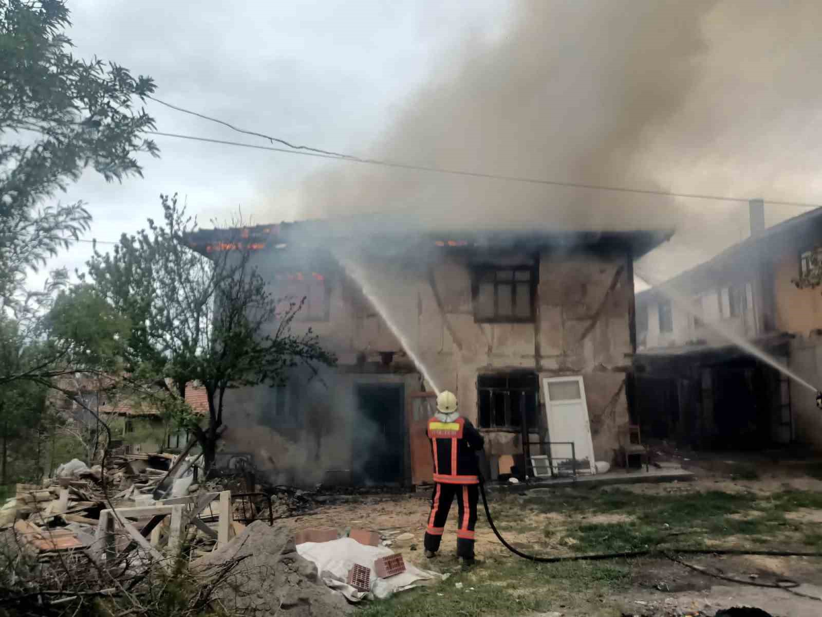 ÇANKIRI'DA BİR KÖYDE ALEVLERE TESLİM OLAN 2 KATLI EV KULLANILMAZ