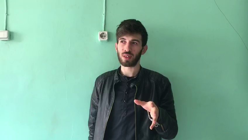 ERZURUM’UN UZUNDERE İLÇESİNDE KÖYÜNE GİDEN GENÇ ADAM YOLDA KARŞILAŞTIĞI AYIYI