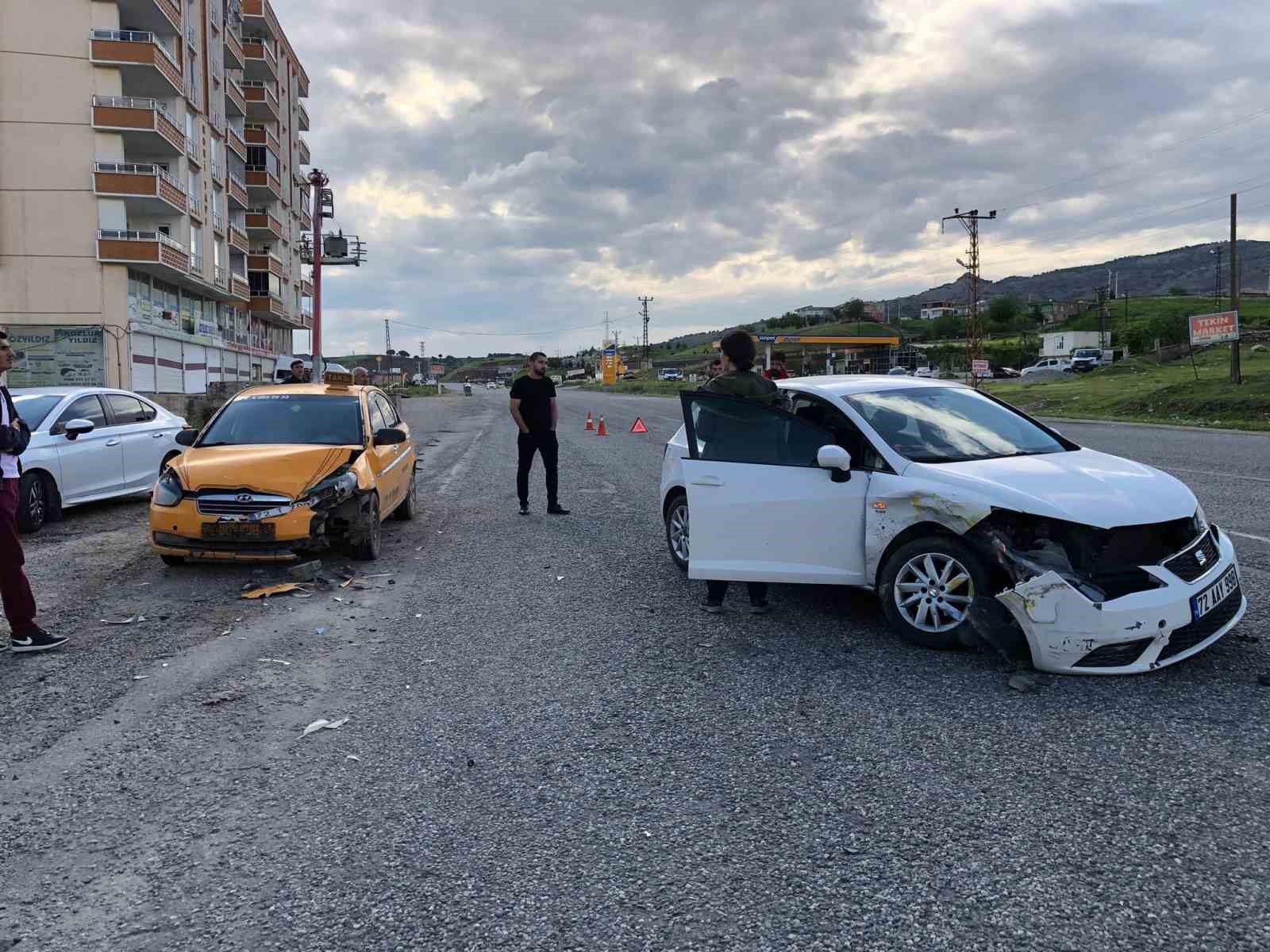 BATMAN’IN KOZLUK İLÇESİNDE İKİ ARAÇ KAFA KAFAYA ÇARPIŞTI.