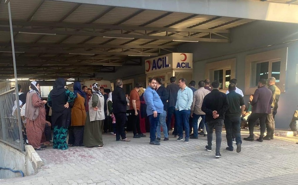 MARDİN’İN ARTUKLU İLÇESİNDE GERİ MANEVRA YAPAN BABASININ KULLANDIĞI ARACIN ALTINDA