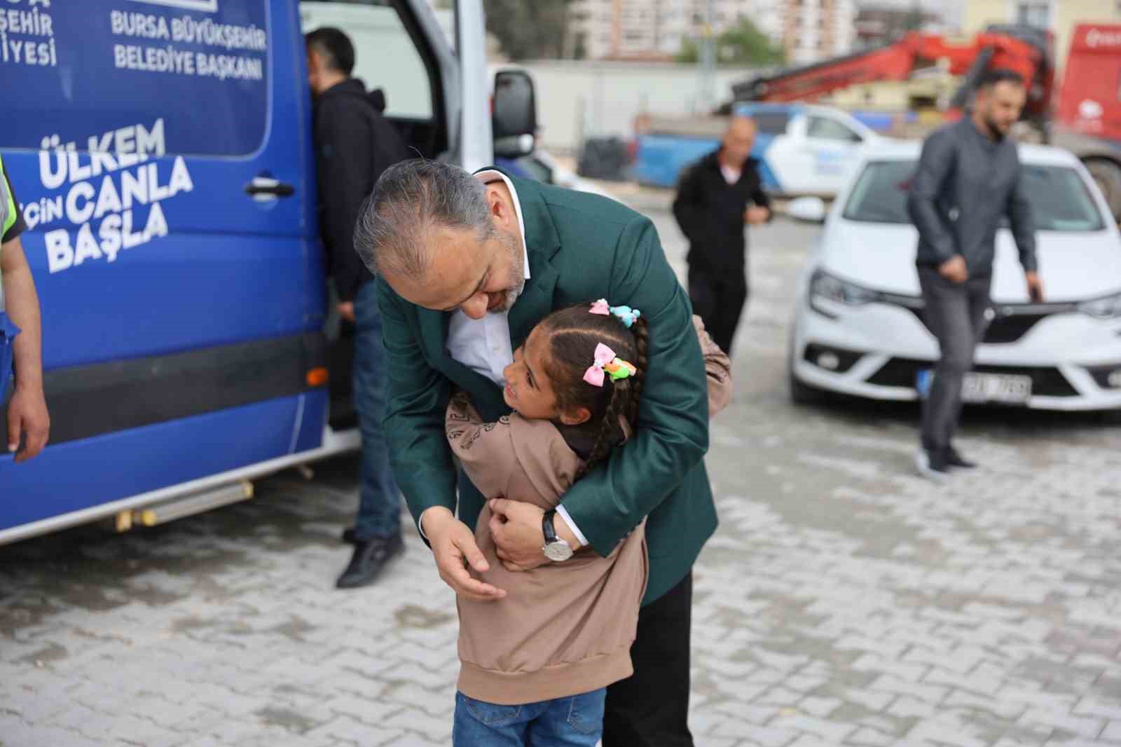 BURSA BÜYÜKŞEHİR BELEDİYESİ, BAYRAM ÖNCESİ HATAY’DA BAYRAMLIK VE OYUNCAK DAĞITARAK