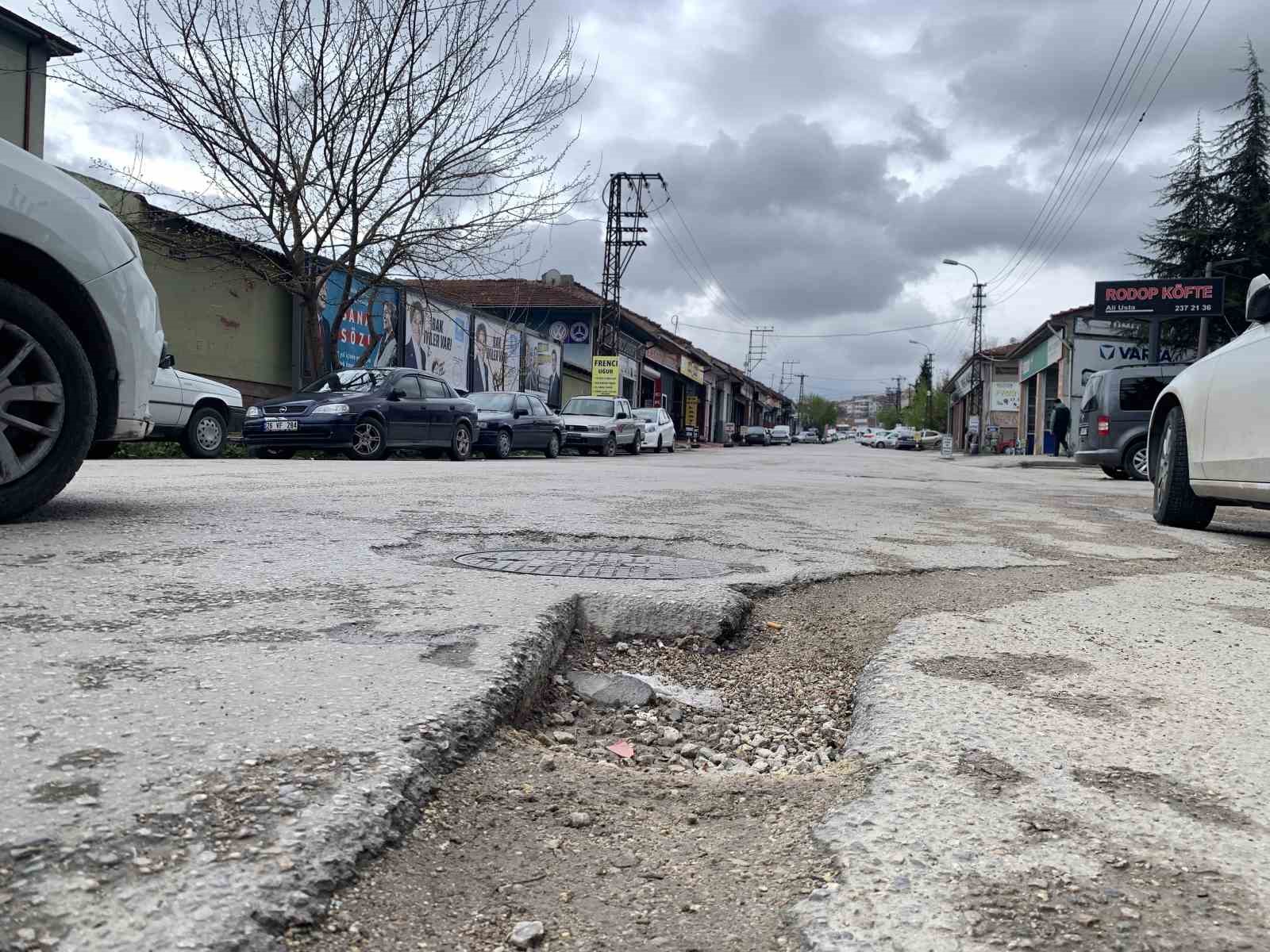 ESKİŞEHİR KÜÇÜK SANAYİ BÖLGESİ ESNAFI, ASFALT YOLLARDA OLUŞAN ÇUKURLARDAN VE