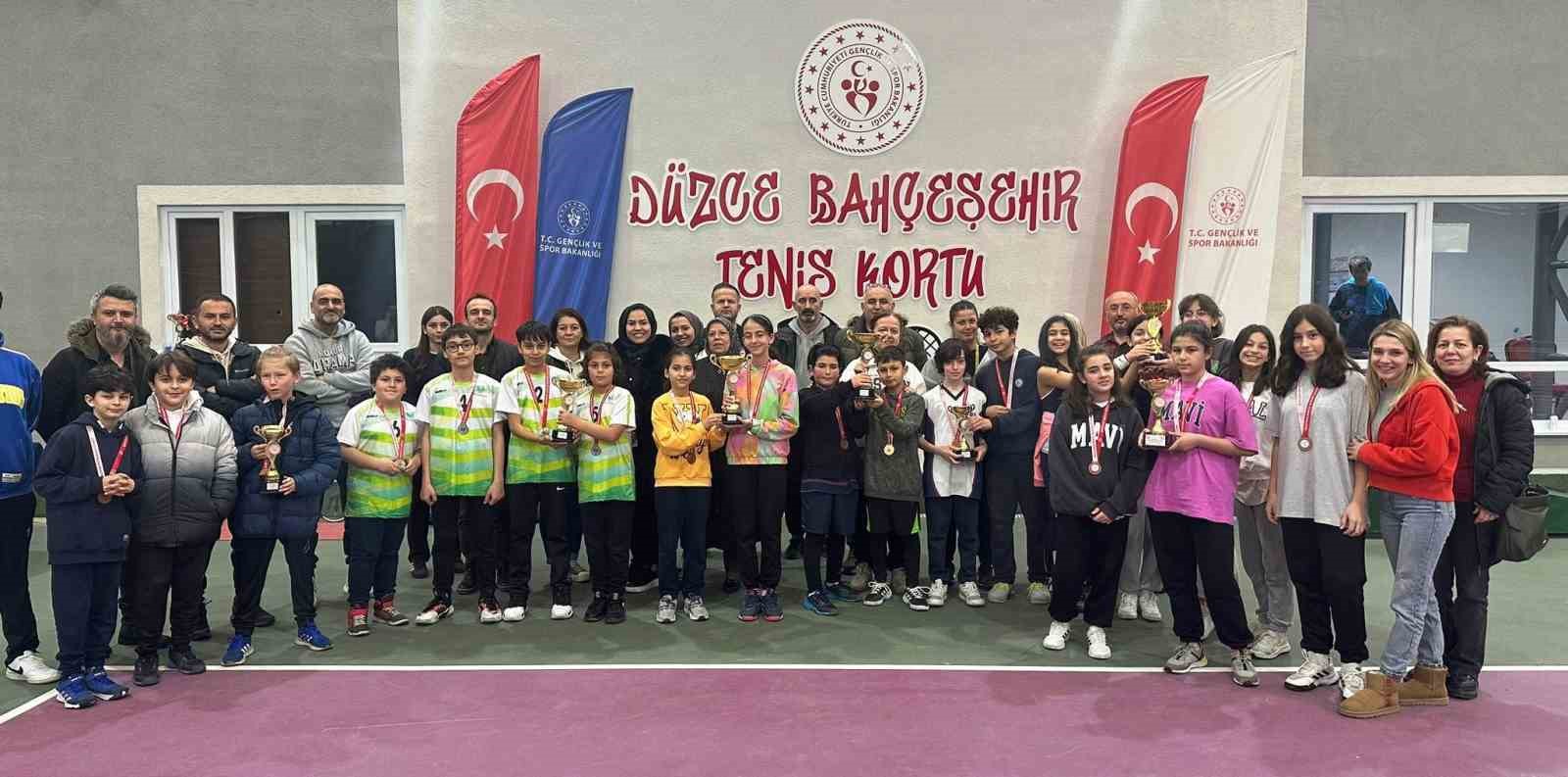 DÜZCE’DE OKUL SPORLARI KÜÇÜKLER TENİS MAHALLİ MÜSABAKALARINDA 30 SPORCU DERECEYE