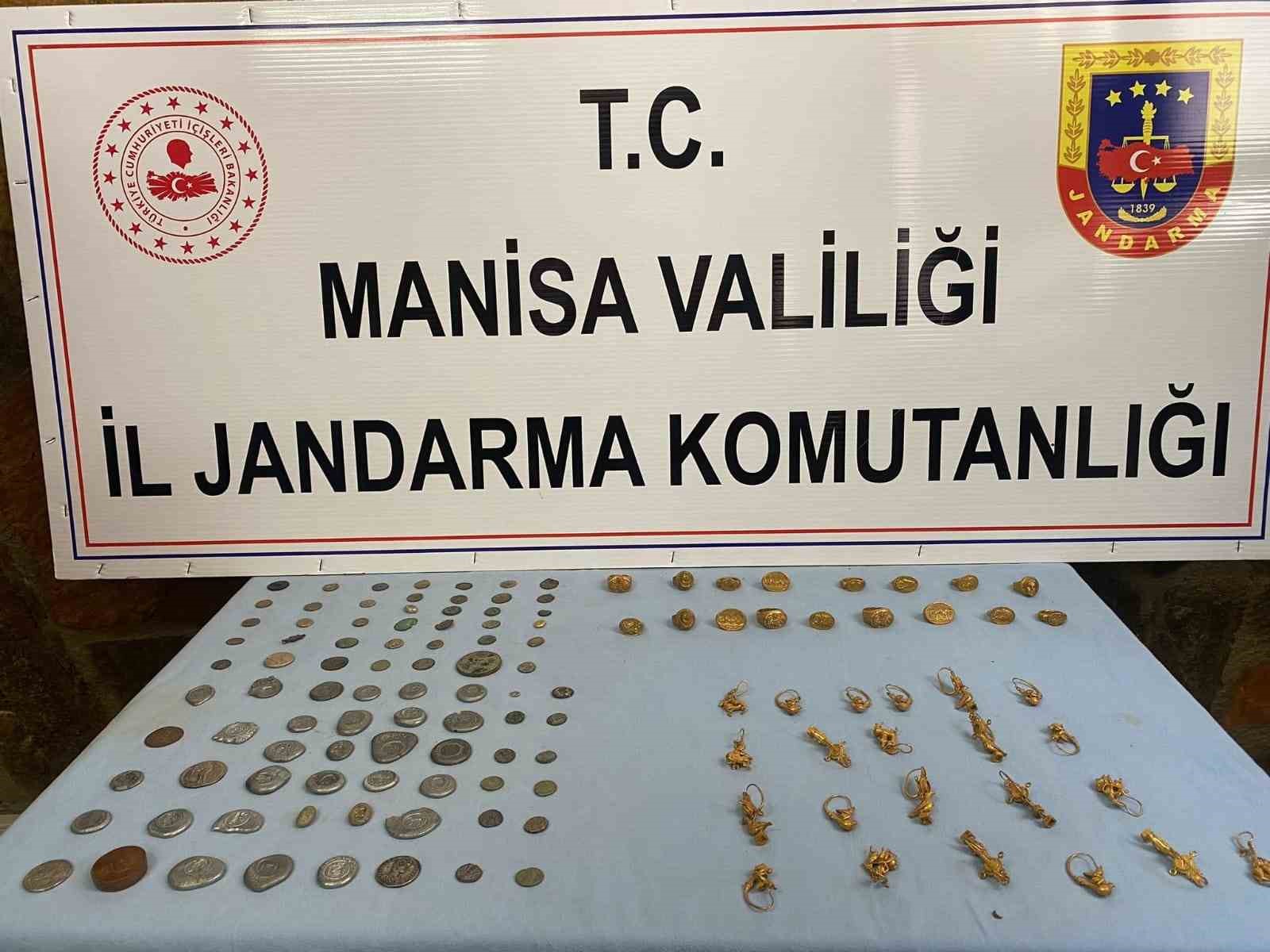MANİSA'NIN KULA İLÇESİNDE JANDARMA EKİPLERİNİN BİR İŞ YERİNE DÜZENLEDİĞİ OPERASYONDA,
