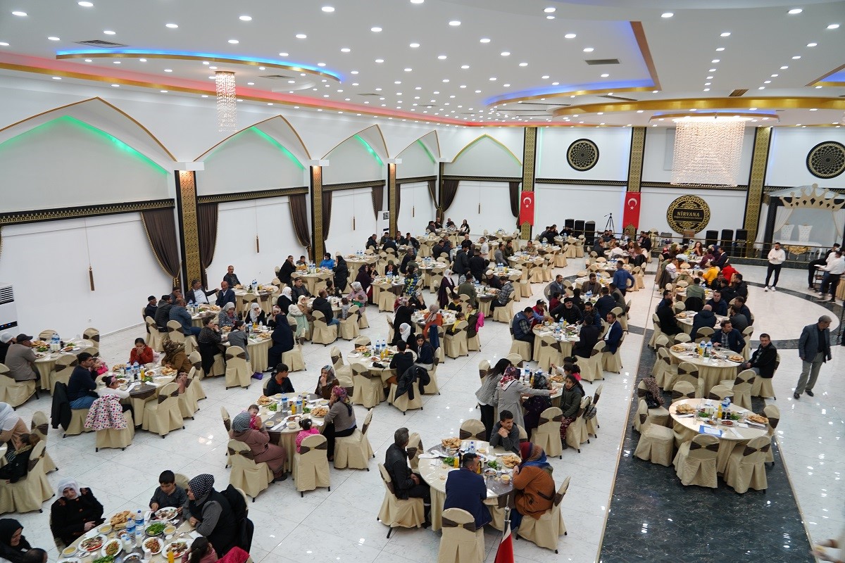 DİYARBAKIR'IN KULP İLÇESİNDE ŞEHİT VE GAZİ AİLELERİ ONURUNA İFTAR YEMEĞİ