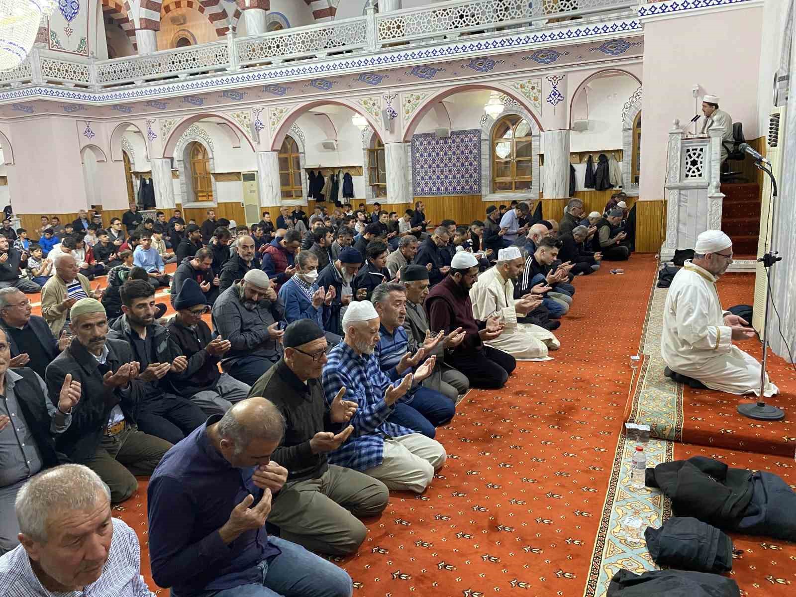 KONYA'NIN KULU İLÇESİNDE CAMİLERİ DOLDURAN VATANDAŞLAR KADİR GECESİ'Nİ İDRAK ETTİ.