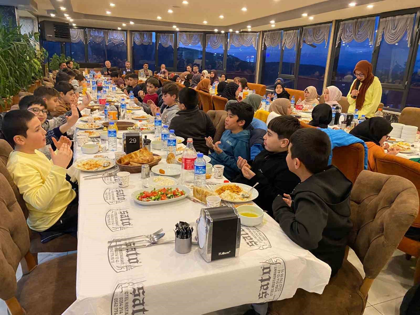 KUR'AN-I KERİM OKUMAYI ÖĞRENEN ÖĞRENCİLERE İFTAR PROGRAMI DÜZENLENDİ