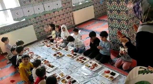 ŞEHİT İLHAN ÇAYLAN 4-6 YAŞ KURAN KURSUNUN MİNİK ÖĞRENCİLERİNE RAMAZAN