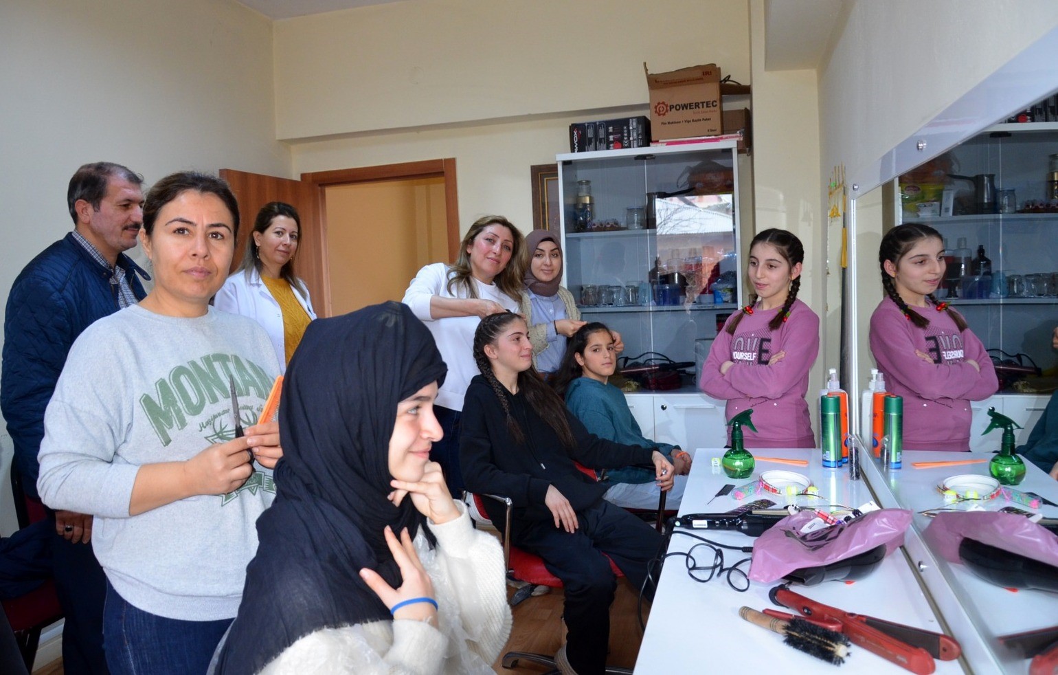KURSİYERLER YAPTIKLARI SAÇ BAKIMIYLA ÖĞRENCİLERİ SEVİNDİRDİ
