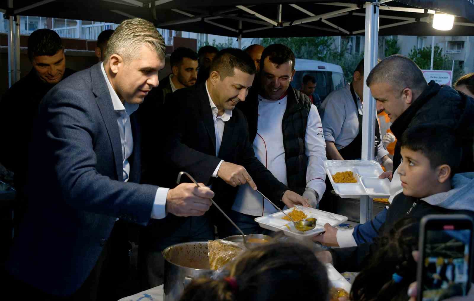 "KUŞADALILAR BAŞKAN ÖMER GÜNEL İLE İFTAR YEMEĞİNDE BİR ARAYA GELDİ"