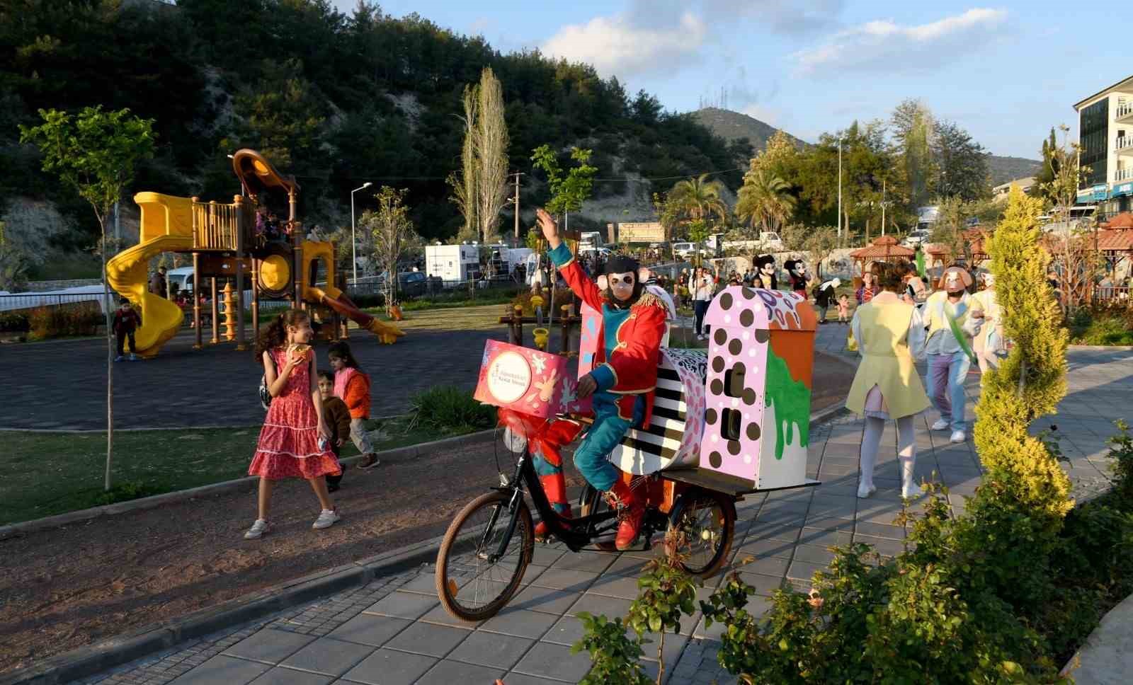"KUŞADASI BELEDİYESİ, ÇOCUKLARA BAYRAM COŞKUSU İÇİN ÖZEL ETKİNLİKLER DÜZENLİYOR"