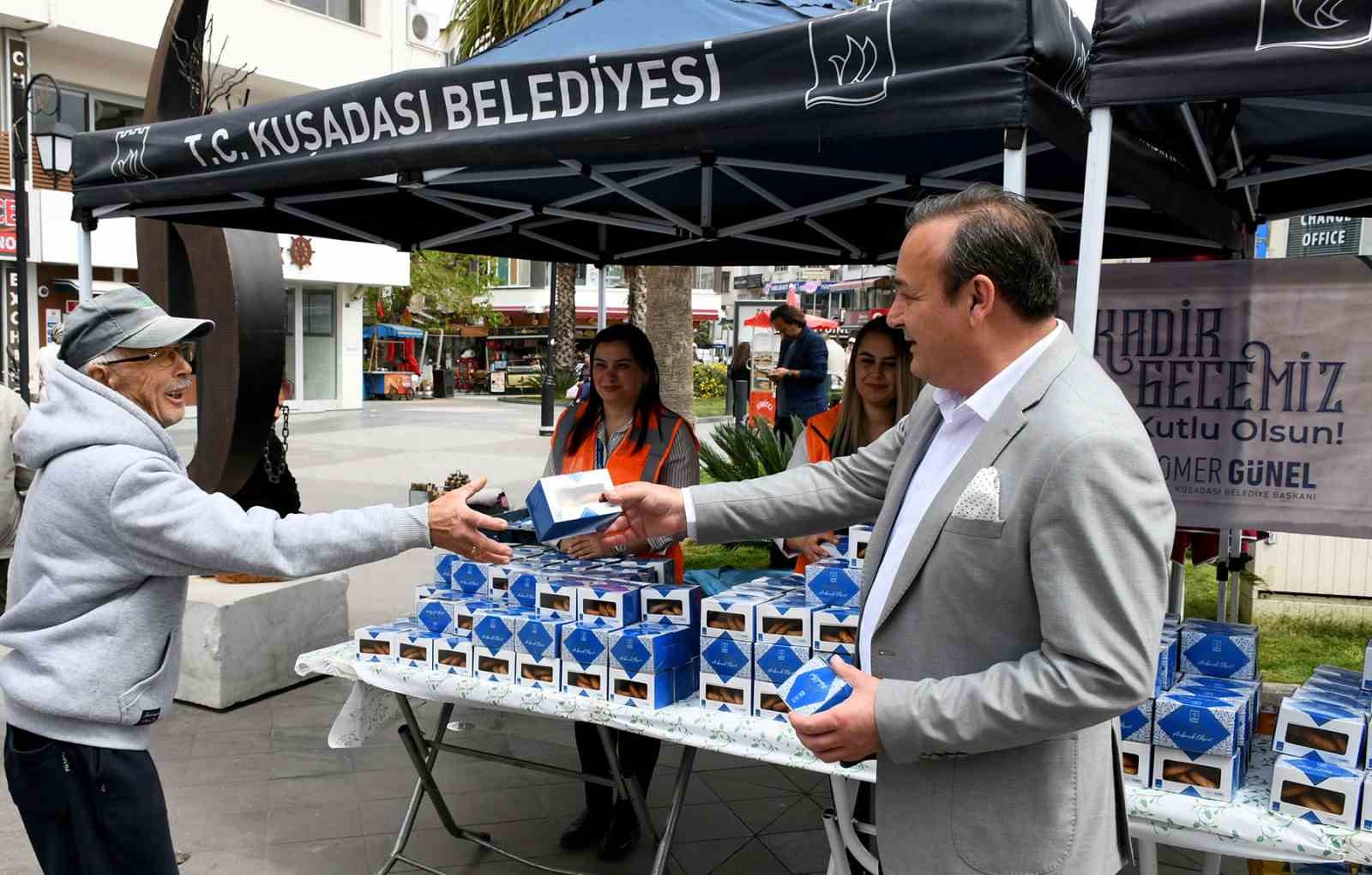 KUŞADASI BELEDİYESİ’NDEN KANDİL SİMİDİ İKRAMI