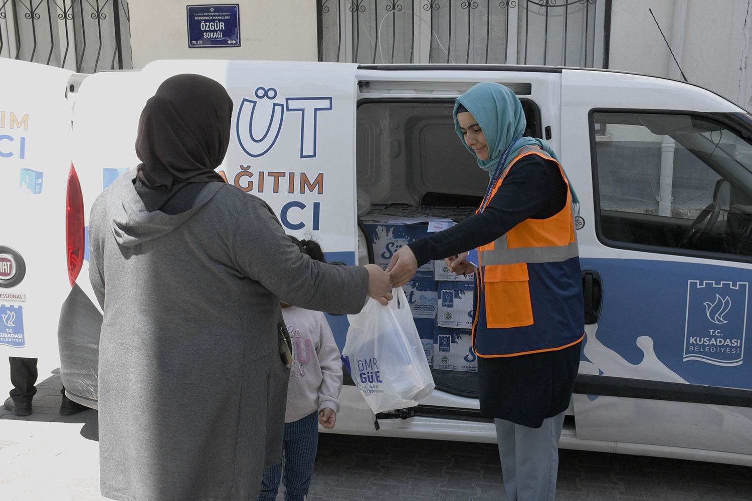 KUŞADASI BELEDİYESİ HER AY DAHA FAZLA ÇOCUĞA SÜT DESTEĞİ SAĞLIYOR