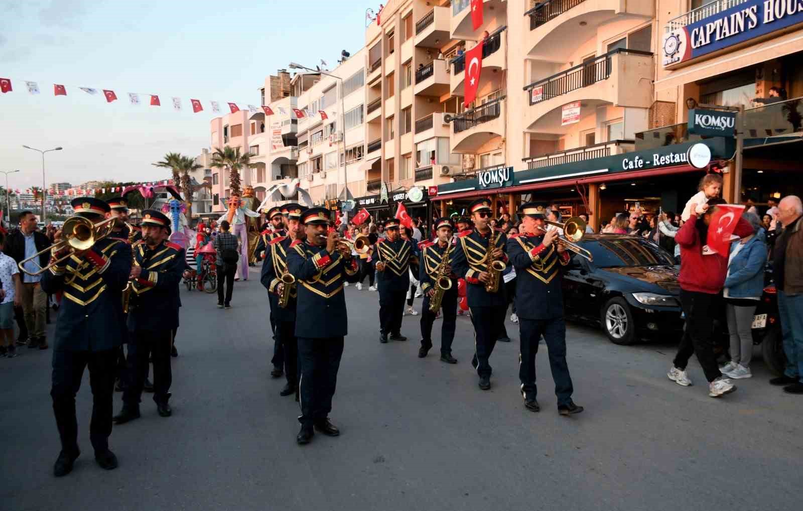 KUŞADASI’NDA 23 NİSAN KORTEJİ RENKLİ GÖRÜNTÜLERE SAHNE OLDU