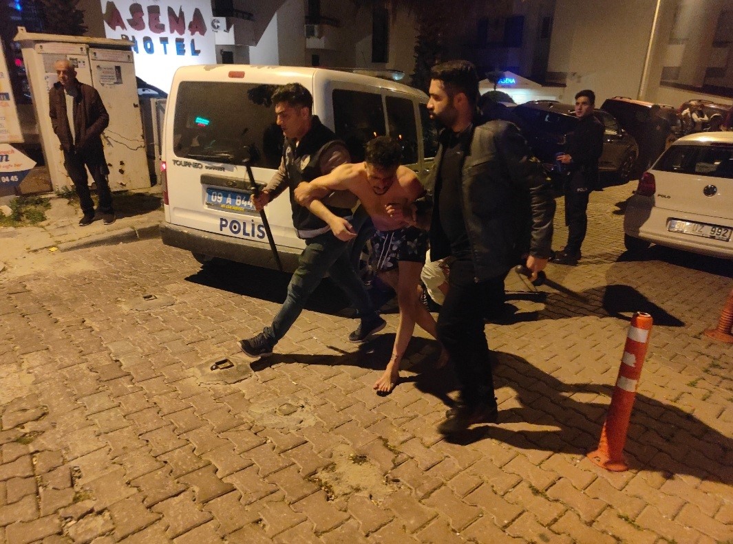 KUŞADASI İLÇESİNDE, İKİ GRUP ARASINDA HENÜZ BİLİNMEYEN BİR NEDENLE ÇIKAN