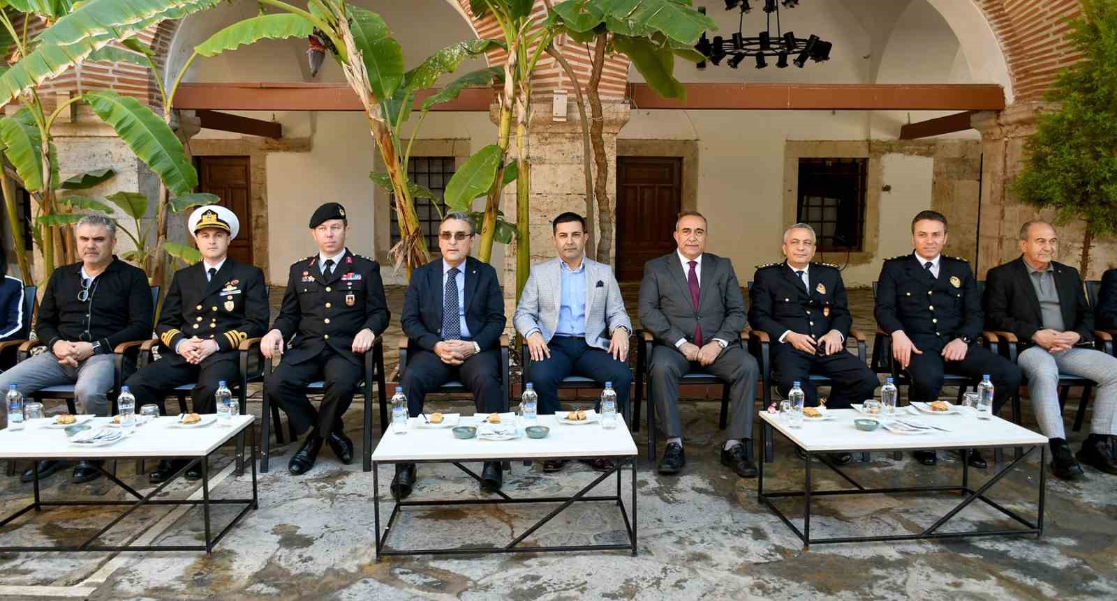 KUŞADASI’NDA İLÇE PROTOKOLÜ VATANDAŞLAR İLE BAYRAMLAŞTI