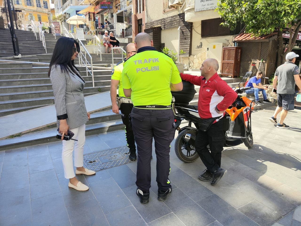 KUŞADASI’NDA KURALLARA UYMAYAN MOTORSİKLET SÜRÜCÜLERİNE CEZA YAĞDI