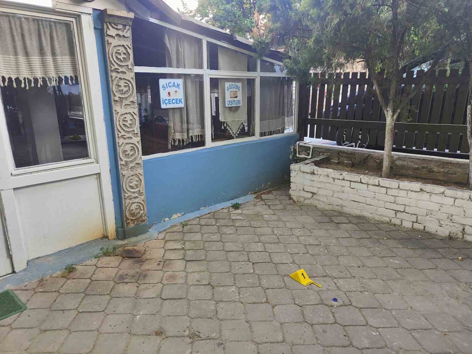KUŞADASI'NDA HUSUMETLİ İKİ KİŞİ ARASINDA SİLAHLI KAVGA ÇIKTI.