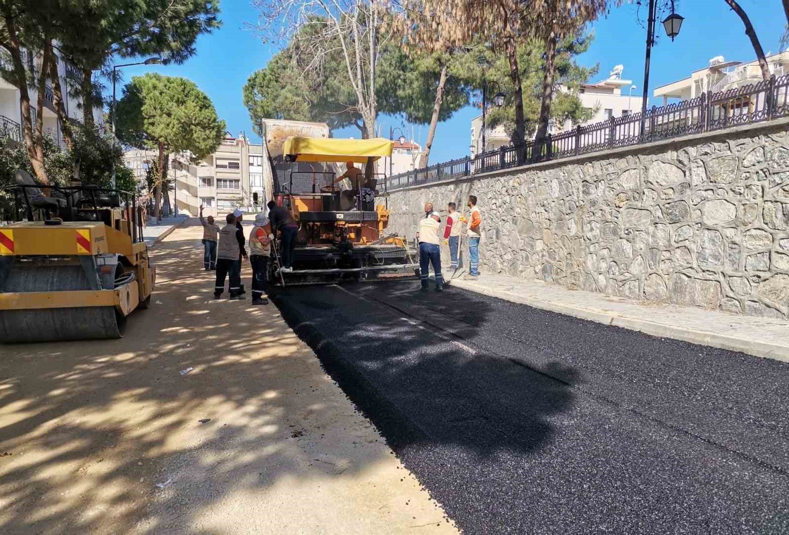 KUŞADASI’NDA YOL ÇALIŞMALARI DEVAM EDİYOR