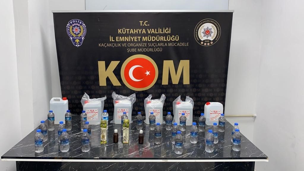 KÜTAHYA’DA 26 LİTRE KAÇAK ALKOLLÜ İÇKİ VE ETİL ALKOL ELE