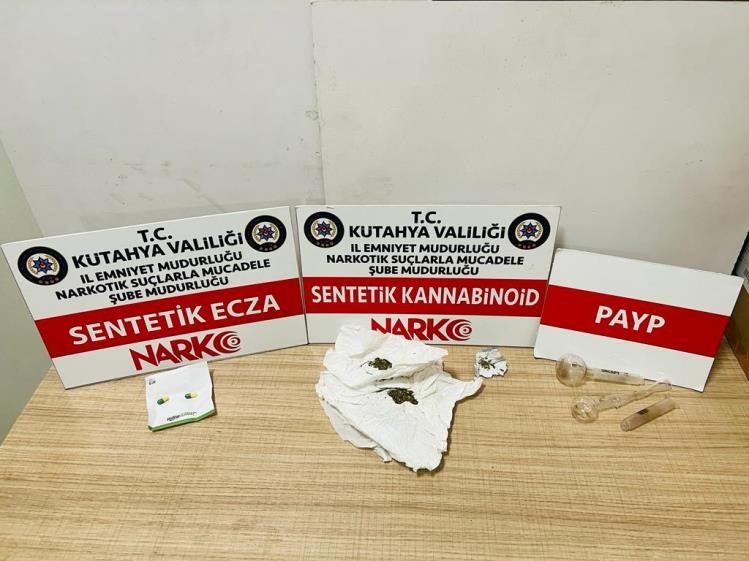 KÜTAHYA’DA BİR EVDE UYUŞTURUCU ELE GEÇİRİLDİ