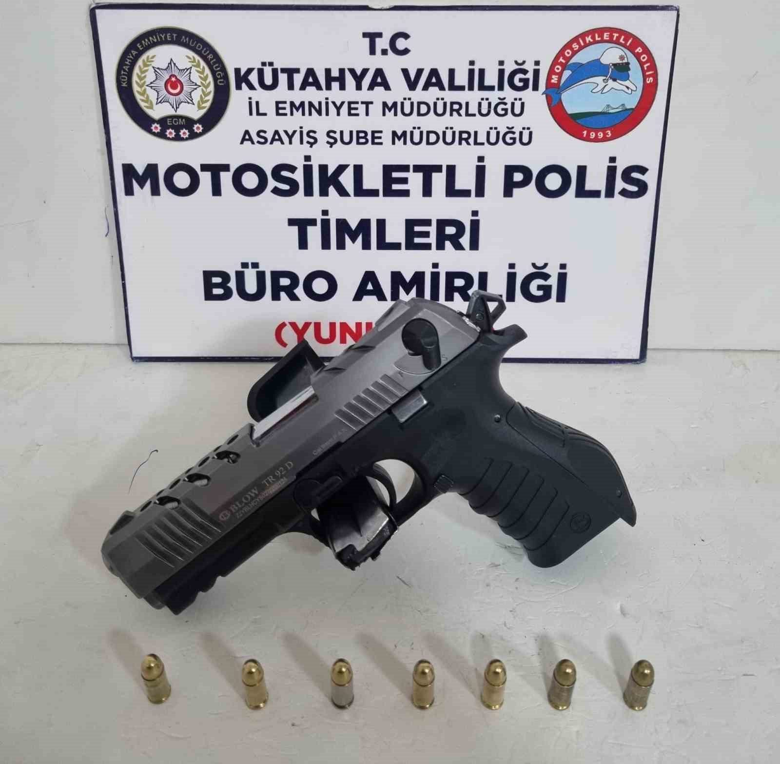 KÜTAHYA’DA BİR KİŞİNİN ÜZERİNDE RUHSATSIZ TABANCA ELE GEÇİRİLDİ