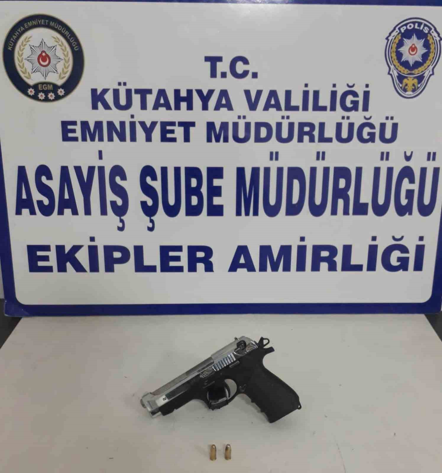 KÜTAHYA’DA BİR ŞAHSIN ÜZERİNDE RUHSATSIZ TABANCA ELE GEÇİRİLDİ