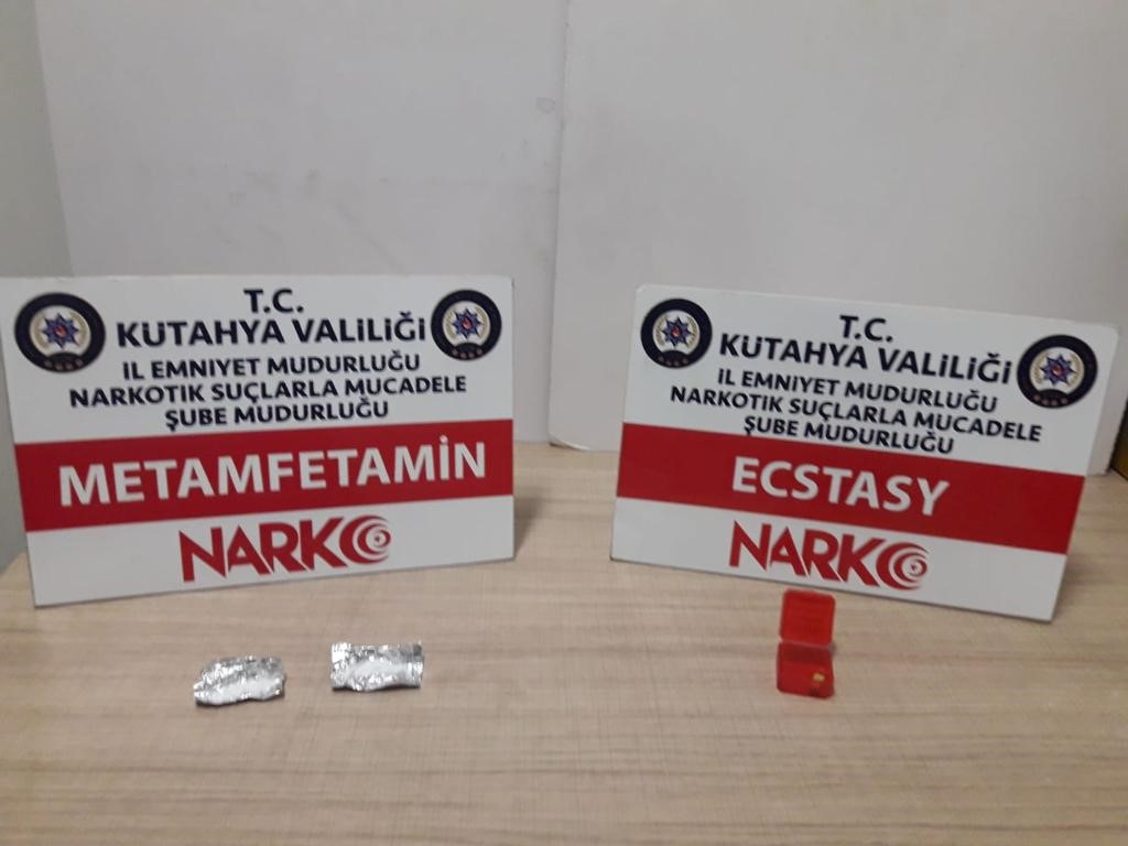 KÜTAHYA’DA DURDURULAN ARAÇTA UYUŞTURUCU ELE GEÇİRİLDİ