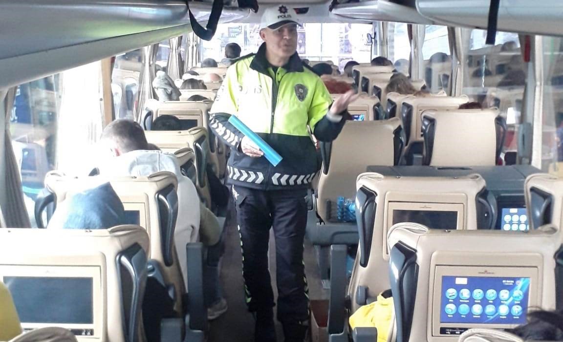 KÜTAHYA’DA SÜRÜCÜ, YOLCU VE VATANDAŞLARA TRAFİK KURALLARI EĞİTİMİ