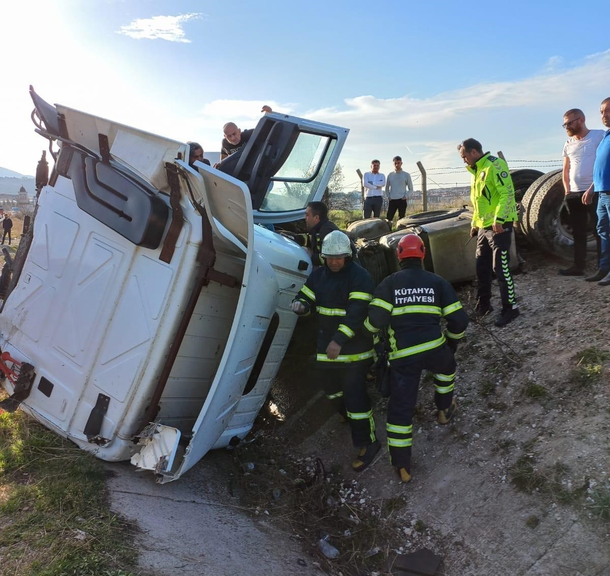 KÜTAHYA'DA TIR ŞARAMPOLE DEVRİLDİ: 1 YARALI