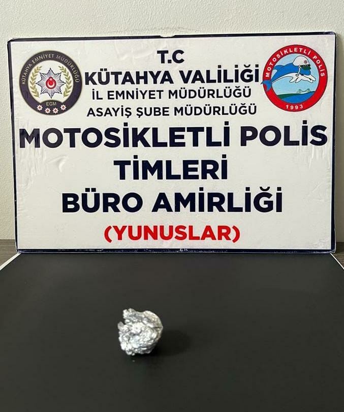 KÜTAHYA’DA YOKLAMA KAÇAĞI ŞAHSIN ÜZERİNDE UYUŞTURUCU BULUNDU