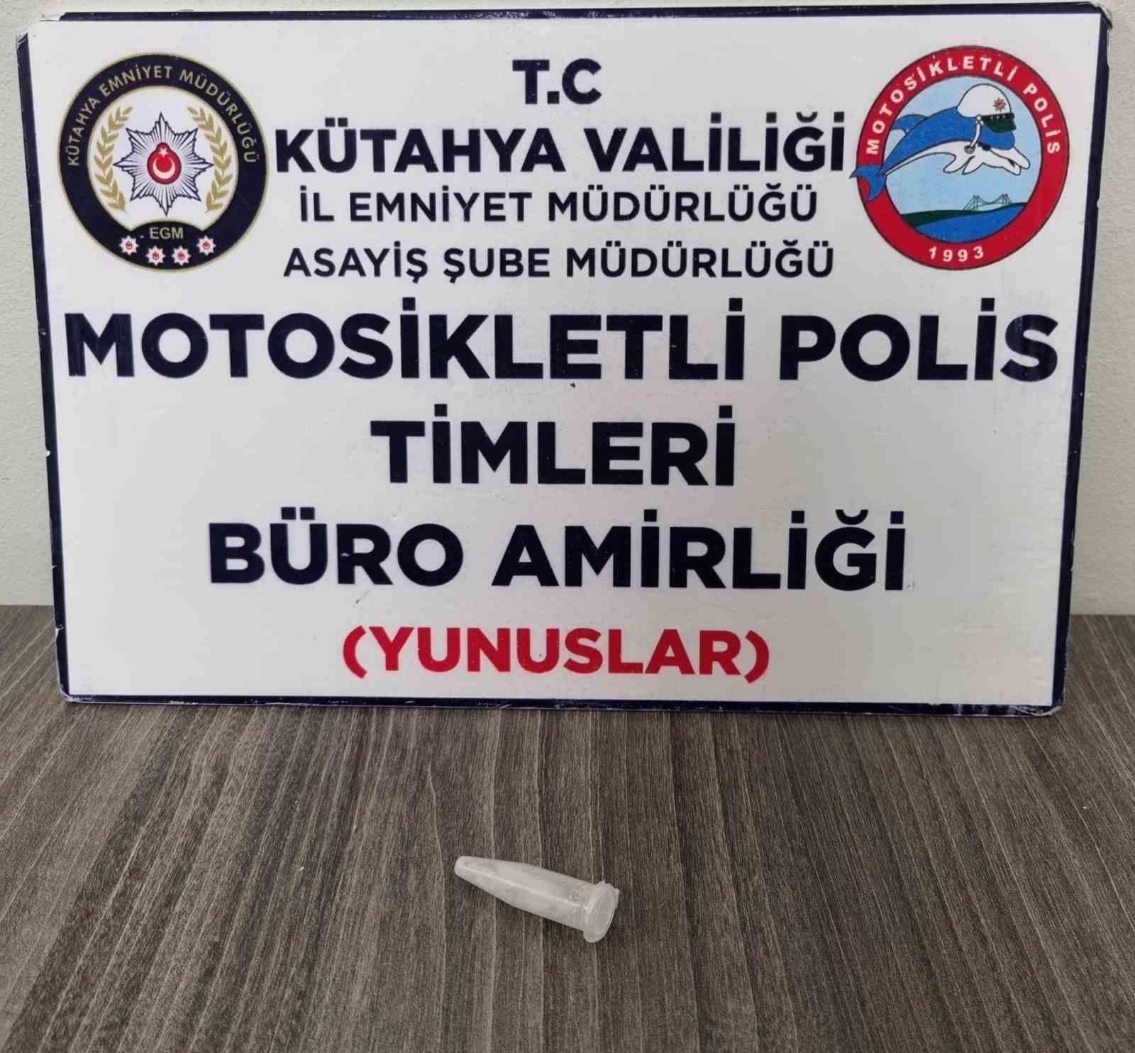KÜTAHYA’DA YUNUS TİMLERİ BİR KİŞİNİN ÜZERİNDE UYUŞTURUCU ELE GEÇİRDİ