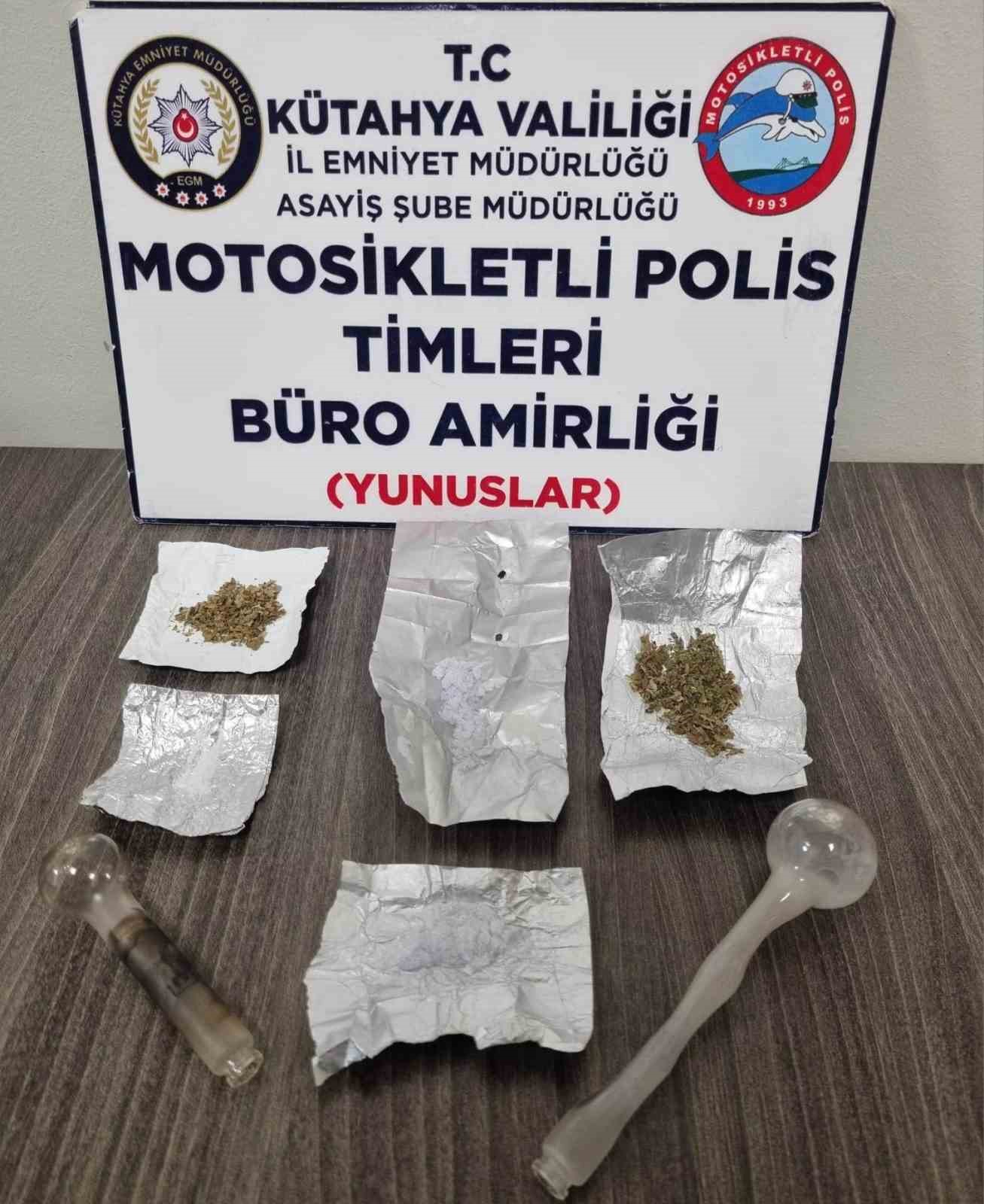 KÜTAHYA’DA YUNUS TİMLERİ İKİ KİŞİNİN ÜZERİNDE UYUŞTURUCU ELE GEÇİRDİ