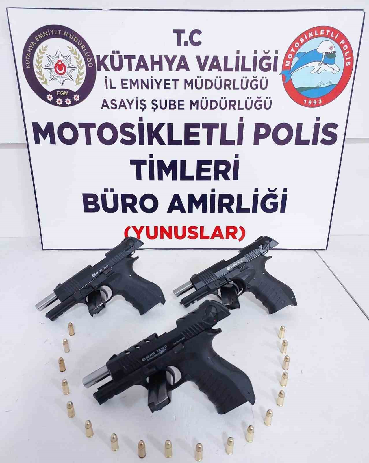 KÜTAHYA’DA YUNUS TİMLERİNCE 3 RUHSATSIZ TABANCA ELE GEÇİRİLDİ