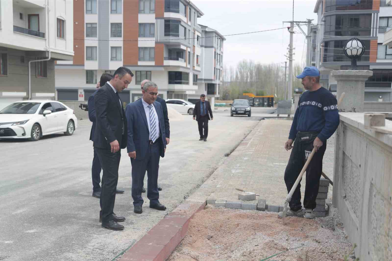 KÜTAHYA'NIN DUMLUPINAR MAHALLESİ'NDE KALDIRIM ÇALIŞMASI