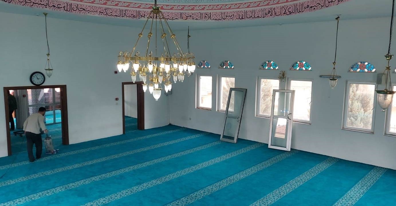 KUTLUHALLAR KÖYÜNDE HAYIRSEVERLER CAMİNİN HALILARINI YENİLEDİ