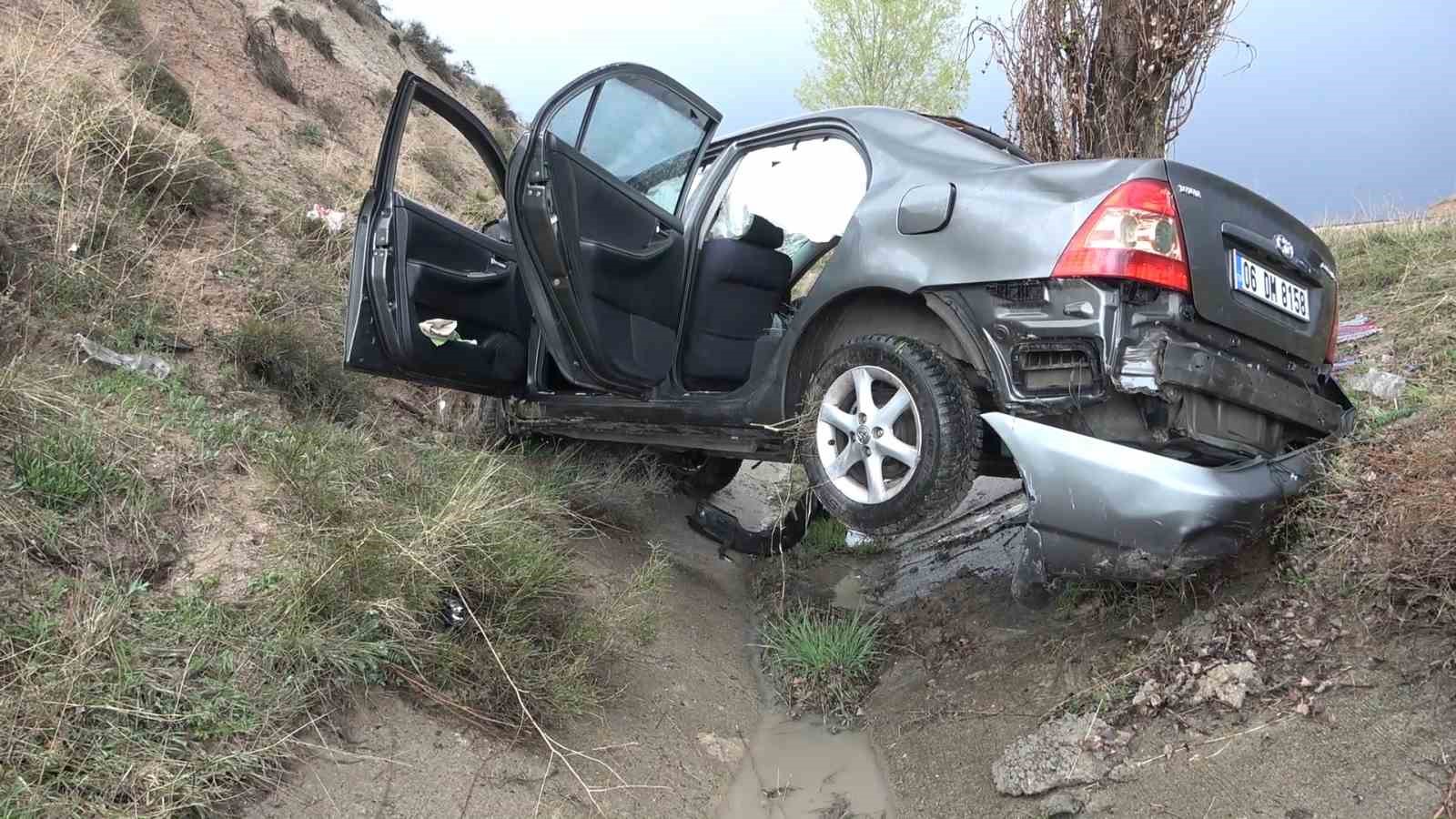 KIRIKKALE'DE KUVVETLİ SAĞANAK YAĞIŞ SEBEBİYLE KAYGANLAŞAN YOLDA KONTROLDEN ÇIKAN OTOMOBİLİN