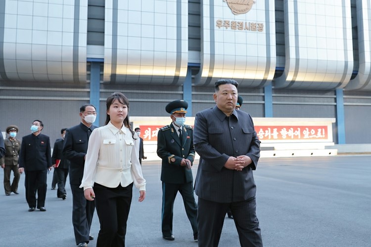 KUZEY KORE LİDERİ KİM JONG UN, ÜLKESİNİN İLK KEŞİF UYDUSUNUN