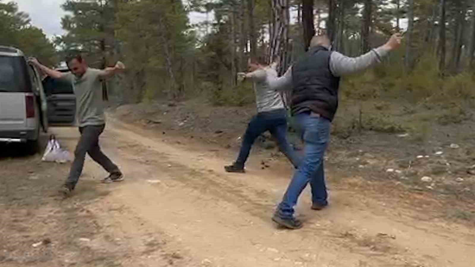 ORMANDA "KUZUGÖBEĞİ" MANTARINDAN ÇOKÇA BULAN 3 YÖRÜK ARKADAŞ, ORMANLIK ALANDA