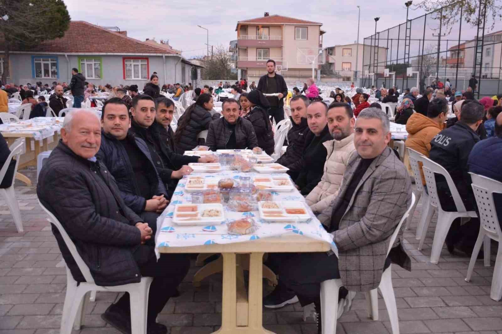LAPSEKİ BELEDİYESİ RAMAZAN AYI OLMASI SEBEBİYLE SOKAK İFTARLARINA DEVAM EDİYOR.