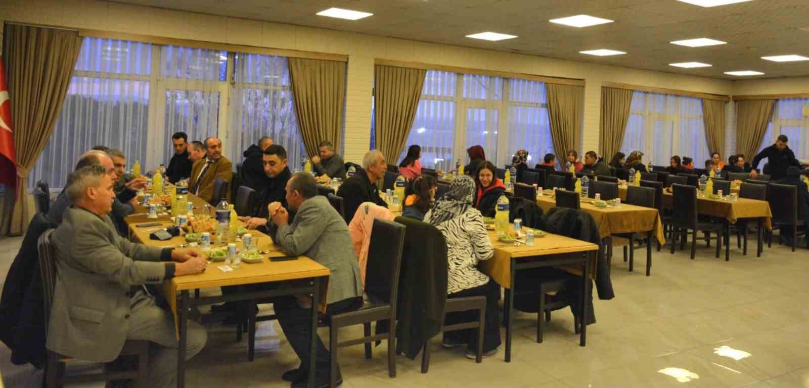 ÇANAKKALE'NİN LAPSEKİ İLÇESİNDE, KAYMAKAMLIK VE BELEDİYE TARAFINDAN DÜNYA YETİMLER GÜNÜ