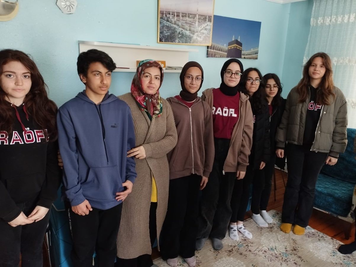 BİLECİK’TE LİSE ÖĞRENCİLERİ DEPREM BÖLGESİNDEN KENTE YERLEŞEN AFETZEDE AİLELER İÇİN