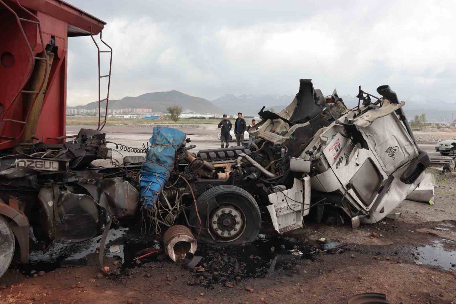 KAYSERİ'DE LOKOMOTİFİN TIRA ÇARPMASI SONUCU MEYDANA GELEN KAZADA YARALANAN SÜRÜCÜ