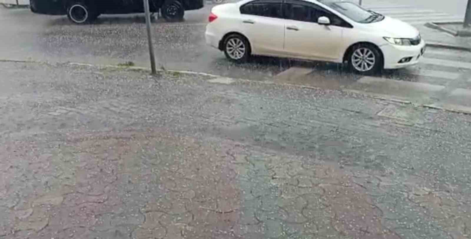 KIRKLARELİ’NİN LÜLEBURGAZ İLÇESİNDE ANİDEN BASTIRAN YAĞMUR SEBEBİYLE CADDE VE SOKAKLAR