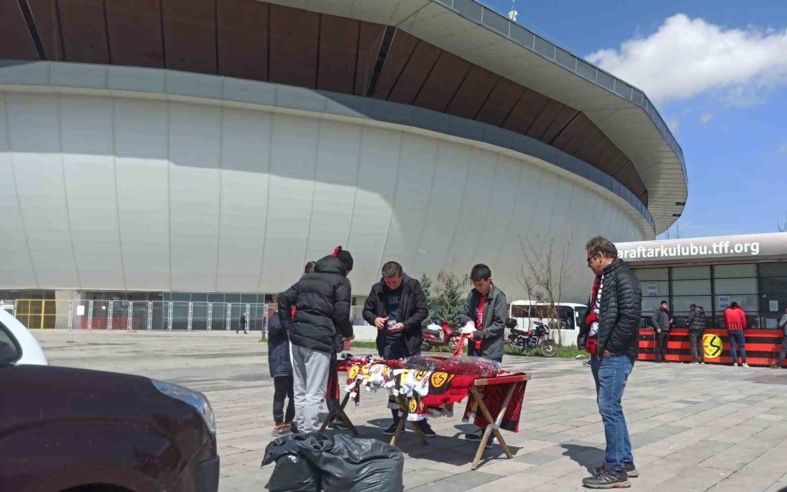 ESKİŞEHİRSPOR’UN EVİNDE AMASYASPOR’LA KARŞILAŞACAĞI MAÇ ÖNCESİNDE, TARAFTARIN FORMA VE ATKILARA